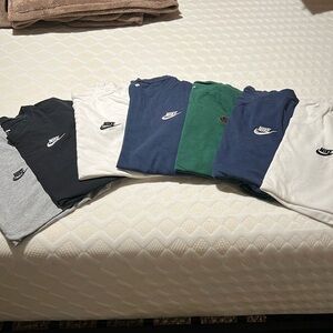 Set of 7 men’s Nike tees. Size large great condition!